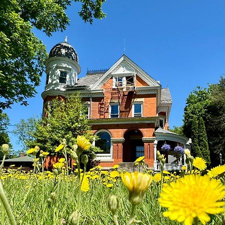 The Edwards Waterhouse Inn Fredonia Extérieur photo