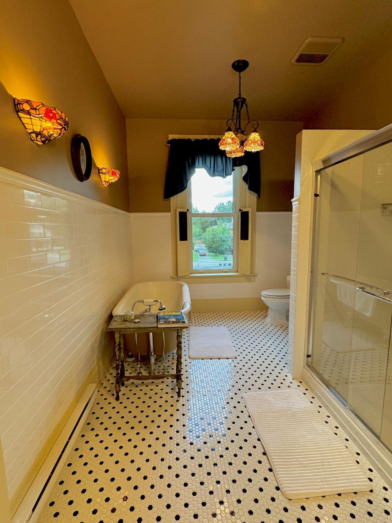 The Edwards Waterhouse Inn Fredonia Extérieur photo
