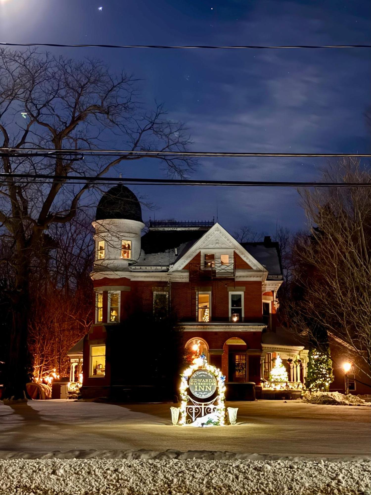 The Edwards Waterhouse Inn Fredonia Extérieur photo